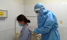 Bác sĩ của Bệnh viện Ða khoa Trung ương Quảng Nam điều trị cho bệnh nhân COVID-19 Ảnh: Bệnh viện cung cấp 