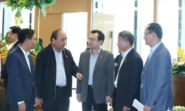 Thủ tướng Nguyễn Xuân Phúc cùng các đại biểu bên hành lang Quốc hội. Ảnh: Như Ý 