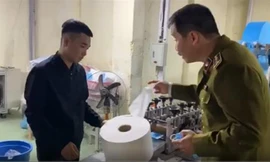 Lực lượng QLTT kiểm tra dây chuyền sản xuất khẩu trang từ giấy vệ sinh 