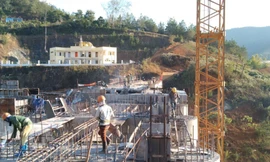 Công trường xây dựng thủy điện Bản Mòng