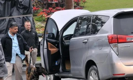 Lực lượng an ninh Mỹ dùng chó nghiệp vụ kiểm tra các xe ô tô vào khách sạn JW Marriot - nơi Tổng thống Donald Trump ở Ảnh: Tuấn Nguyễn