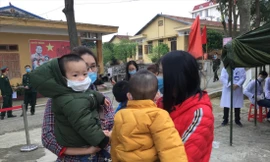 Nhiều phụ nữ trở về từ Trung Quốc mang theo trẻ nhỏ Ảnh: Duy Chiến 