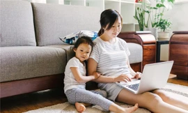 Nhân viên văn phòng ngồi nhà mở email, họp hành online thời Covid-19 Ảnh: Văn Minh