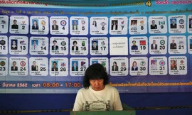 Một cử tri bỏ phiếu tại điểm bầu cử ở Bangkokảnh: Today Online