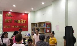 Trung tâm Ngoại ngữ Mỹ Nhật, quận Tân Phú (TP HCM) bị phụ huynh phản ứng vì “treo đầu dê bán thịt chó”