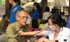 Các thầy thuốc trẻ Thủ đô khám bệnh, phát thuốc miễn phí cho cựu TNXP ẢNH: LƯU TRINH