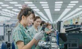  Năm 2020, kim ngạch xuất khẩu nhóm hàng công nghiệp, khoáng sản tăng mạnh (Trong ảnh, công nhân Samsung sản xuất lắp ráp đồ điện tử xuất khẩu) Ảnh: Như Ý 