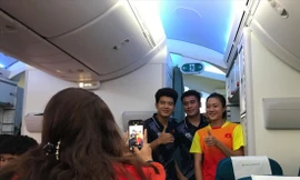 Tú Chinh tranh thủ chụp hình cùng Đức Chinh và Tiến Dụng