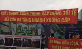 Cư dân căng băng rôn tại khuôn viên dự án phản ánh thực trạng chung cư