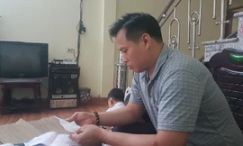 Anh Trần Văn Miện, ở thôn Giang Liễu, xã Phương Liễu, Quế Võ Bắc Ninh đang kiểm tra hóa đơn tiền điện. Ảnh: Đức Anh