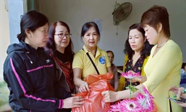 Bà con vui vẻ túi nhỏ túi to với những món quà Tết 0 đồng