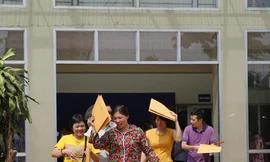 Phụ huynh mua hồ sơ đăng ký vào lớp 6 Trường Lương Thế Vinh trong những năm cấm thi