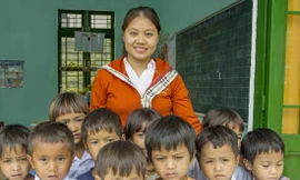 Cô giáo xinh đẹp Dương Ngọc Thanh Hương bên các em nhỏ