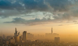 Sương mù quang hóa làm bầu trời TP.HCM như có một màu trắng đục 