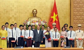 Thủ tướng Nguyễn Xuân Phúc gặp mặt và tặng quà cho các Gương mặt trẻ Việt Nam tiêu biểu và triển vọng năm 2019 Ảnh: Xuân Tùng