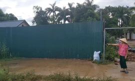 Ông Nguyễn Kiên quây tường bao quanh, xây nhà trên đất công 