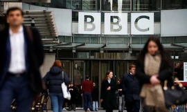 Trước trụ sở đài BBC - Ảnh: Reuters