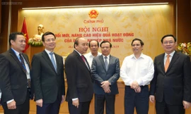 Thủ tướng Nguyễn Xuân Phúc trao đổi với các đại biểu dự hội nghị