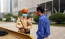 Lực lượng CSGT nhắc nhở lái xe vi phạm lỗi dừng, đỗ sai quy định Ảnh: Thanh Hà