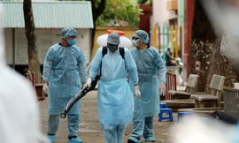 Phun khử khuẩn quanh những trạm test nhanh dã chiến 