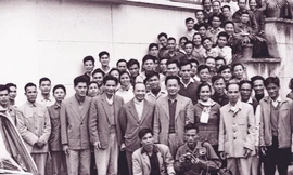 Tổng Bí thư Trường Chinh gặp gỡ cán bộ, phóng viên báo Tiền Phong tại 15 Hồ Xuân Hương, Hà Nội