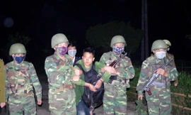 Dẫn giải tên tội phạm ma túy từ bờ ta luy 