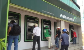 Người lao động méo mặt vì không rút được tiền ở ATM (ảnh chụp tại ATM Vietcombank KCN Tân Bình trưa ngày 29/1)