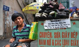 Sửa giày miễn phí cho người nghèo