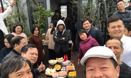 Hình ảnh cuối cùng của NSƯT Vũ Mạnh Dũng (bìa phải) do chính anh tự chụp tại buổi gặp mặt đầu năm của Nhà hát Nhạc Vũ Kịch Việt Nam sáng 18/2 được NSƯT Trần Ly Ly chia sẻ trên Facebook