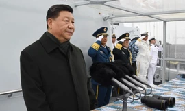 Chủ tịch Trung Quốc Tập Cận Bình tham dự một lễ kỷ niệm của hải quân nước này ở khu vực gần thành phố cảng Thanh Đảo ngày 23/4. Ảnh: AP