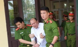 Bùi Mạnh Giáp bị lực lượng chức năng giải đi trong nỗi thất vọng