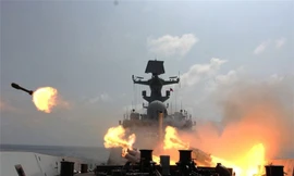 Tàu chiến Trung Quốc tập trận bắn đạn thật trên Biển Ðông (thời điểm không xác định). Ảnh: PLA Daily ​