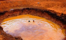 Trẻ em Ðắk Lắk tắm ở khu vực nước sâu 