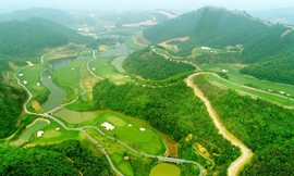 Geleximco Hilltop Valley Golf Club nằm tại vị trí có ưu thế lớn về địa hình