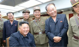 Nhà lãnh đạo Triều Tiên Kim Jong Un quan sát vụ thử vũ khí tầm ngắn hôm 10/8