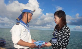 Hạ sỹ Dương Thanh Quý trao quà nhờ Phó Chủ tịch Hội LHPN tỉnh Bình Ðịnh Ðặng Thị Hồng Hạnh chuyển về cho người thân. Ảnh: Ð.C