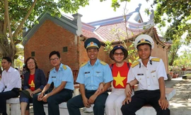 Tác giả (thứ 2 từ trái sang) cùng các chiến sĩ. Những giây phút bình an trên sân chùa yên tĩnh ở quần đảo Trường Sa