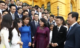  Bà Đặng Thị Ngọc Thịnh, Phó Chủ tịch nước trò chuyện với sinh viên đạt giải thưởng Sao Tháng Giêng và danh hiệu “Sinh viên 5 tốt” cấp T.Ư, năm 2019 ẢNH: VĂN ĐIỆP