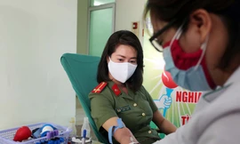 Cán bộ chiến sĩ Công an TP Hà Nội tình nguyện tham gia hiến máu cứu người Ảnh: Nguyễn Thắng