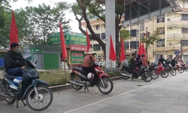  Nhiều lao động tự do tại chợ lao động Vườn hoa Hà Ðông mong ngóng việc làm. Ảnh: Võ Hóa