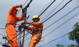 Cứ đến mùa nắng nóng, người dân lại “tá hỏa” vì tiền điện cao bất thường Ảnh: Giang Thanh