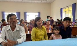 Gia đình anh Bùi Minh Lý (ngoài cùng bên phải) tại buổi xin lỗi. Ảnh: Tân Châu 