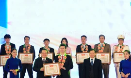  Phó Chủ tịch Quốc hội Phùng Quốc Hiển và Phó Văn phòng T.Ư Đảng Bùi Văn Thạch trao giải thưởng cho các công trình sáng tạo xuất sắc Phó Chủ tịch Quốc hội Phùng Quốc Hiển và Phó Văn phòng T.Ư Đảng Bùi Văn Thạch trao giải thưởng cho các công trình sáng 