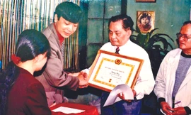 Đồng chí Đoàn Văn Thái trao quyết định và trao tặng Huy hiệu 65 năm tuổi Đảng cho NS Hoàng Hòa