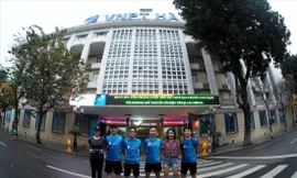 Anh Nguyễn Quang Chiến (thứ 3 bên phải) cùng các bạn chạy VNPT ảnh: H.P