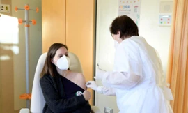 Một bác sỹ ở Florence, Ý được tiêm vắc-xin của hãng Pfizer Ảnh: Reuters