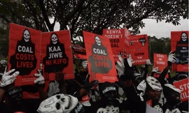  Các nhà hoạt động môi trường ở Kenya biểu tình phản đối dự án điện than Ảnh: SCMP