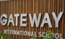 Trường tiểu học và THCS Gateway đã bỏ chữ “quốc tế” trên website tuy nhiên biển tên trước cổng vẫn để nguyên