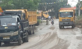 Xe tải hạng nặng tập kết ở chân đê, thôn Giáp Long, xã Thống Nhất 