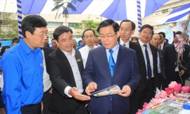 Phó Thủ tướng Vương Đình Huệ và Bí thư thứ nhất T.Ư Đoàn Lê Quốc Phong tham quan triển lãm khởi nghiệp nông nghiệp tại trường ĐH Nông lâm TPHCM Ảnh: NGÔ TÙNG